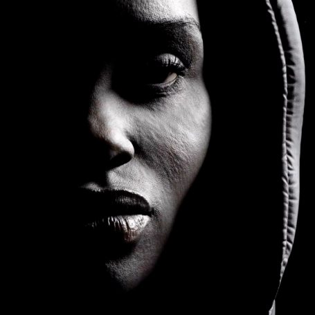 modelado 3d de cara de mujer negra con capucha