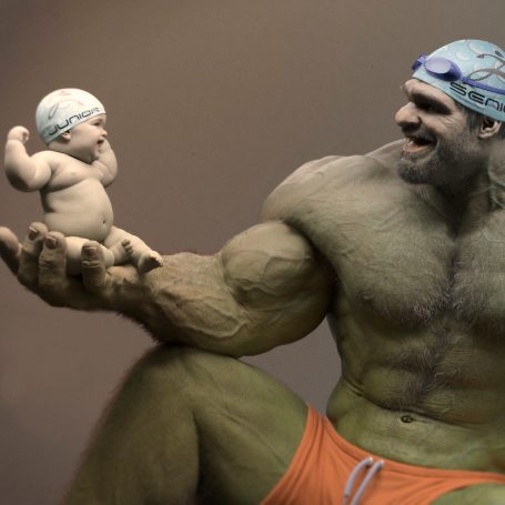version de Hulk con un sosteniendo un bebé 
