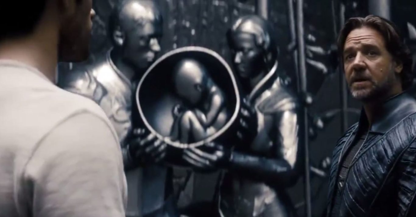steel sculpture of a Superman´s family 